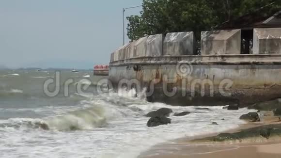 波涛汹涌的海浪海浪在寺庙的混凝土墙上破碎视频的预览图