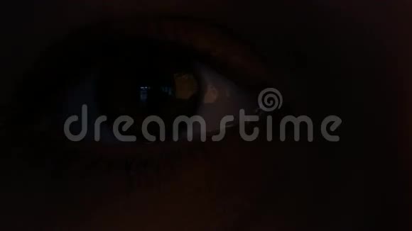 一只棕色女人眼睛的大镜头视频的预览图