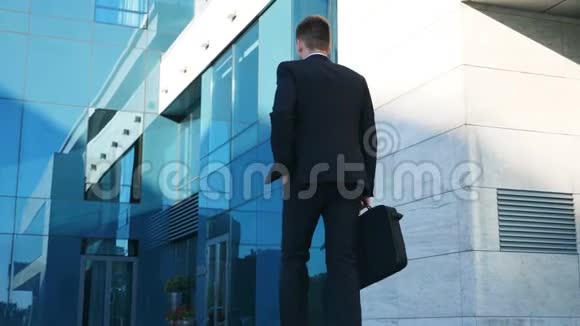年轻商人上下班自信的西装男正要去办公室带公文包的商人视频的预览图