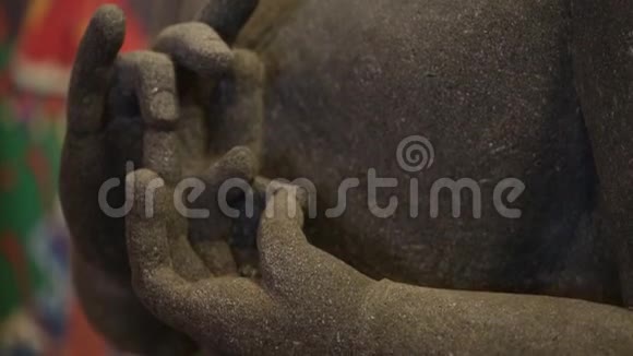 蓝眼睛的古代石佛雕塑视频的预览图