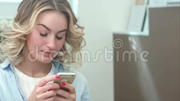 生病的少女使用手机打喷嚏视频的预览图