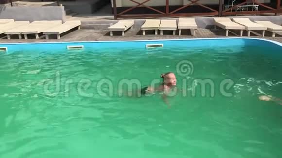 一个十几岁的女孩正在游泳池里游泳视频的预览图