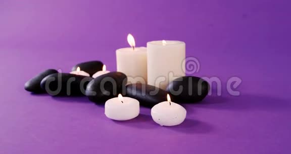 桌子上有弹珠和蜡烛视频的预览图