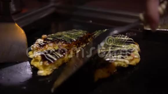 4KOkonomiyaki日本食品日本餐馆烧烤视频的预览图
