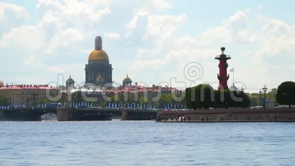 圣以萨克大教堂罗斯塔尔柱和圣彼得堡的宫殿桥视频的预览图