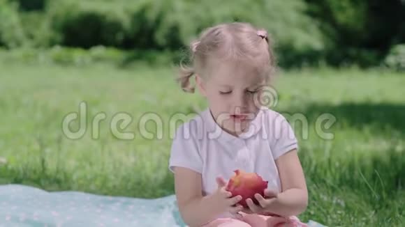 健康营养儿童吃果汁苹果户外活动视频的预览图