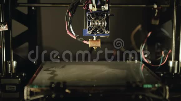 准备3D打印机工作4K视频的预览图