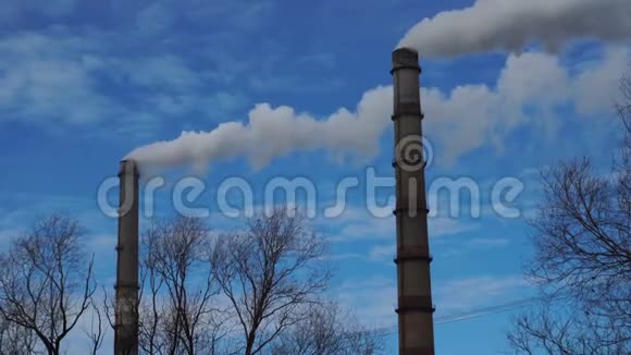 工业烟气对大气的污染管道钢厂视频的预览图
