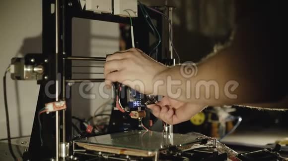 准备3D打印机工作4K视频的预览图