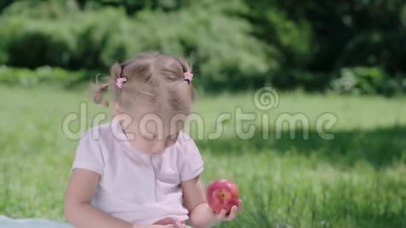 健康营养儿童吃果汁苹果户外活动视频的预览图