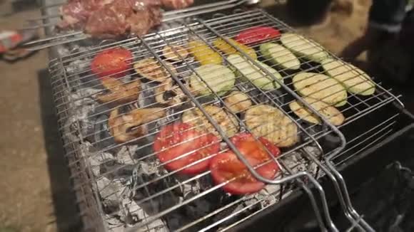 格栅上的蔬菜和烤串上的烤串在烧烤上被炒视频的预览图