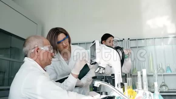 人们用显微镜在临床实验室工作视频的预览图
