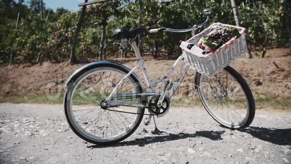 可爱的自行车篮子里装满了葡萄和葡萄在靠近酒庄的路上视频的预览图