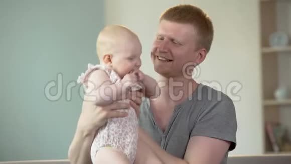 快乐的父亲和可爱的小女孩玩耍享受有意识的亲子关系视频的预览图
