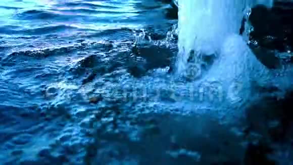 水池喷泉水流飞溅视频的预览图