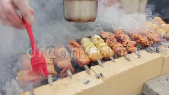 烤肉串上的肉和土豆视频的预览图