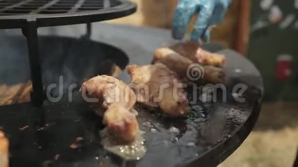 大型烧烤时用鸡腿的特写视频的预览图