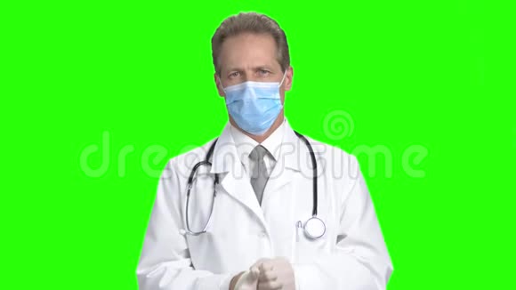 成熟的医生折叠手臂视频的预览图