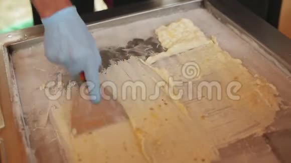 戴手套做饭用抹刀准备炸冰激凌视频的预览图