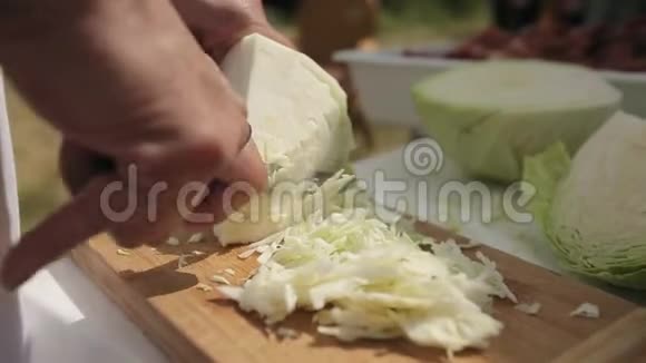 包菜粉碎工艺的特写视频的预览图