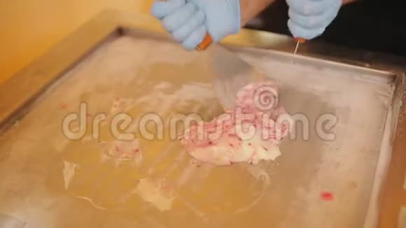 油炸冰淇淋制作过程特写视频的预览图