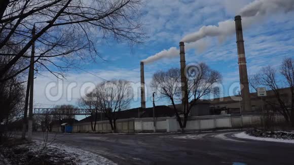 工业烟气对大气的污染管道钢厂视频的预览图