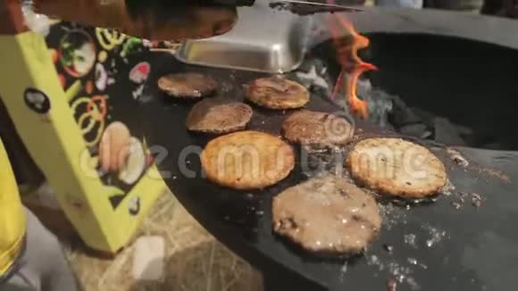 在烤架上做汉堡用的炸薯条视频的预览图