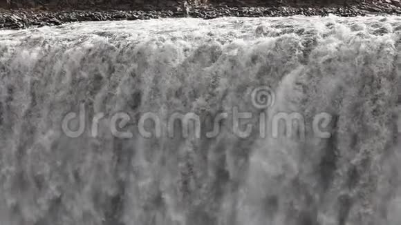 瀑布关闭缓慢的运动一大团水从悬崖上掉下来数百万的溅起飞散开来慢动作视频的预览图