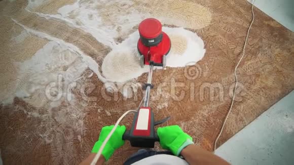 专业的地毯清洁人清洁脏地毯清洗后的泡沫电动地毯清洗视频的预览图