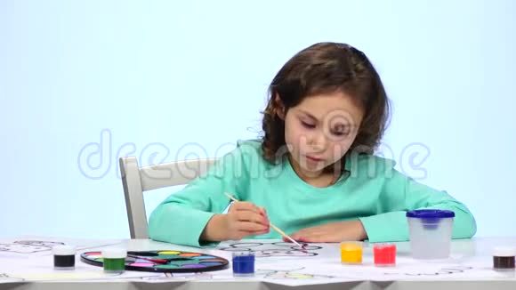 孩子们用铅笔画一幅画欣赏他们的作品快关门白色背景时间流逝视频的预览图