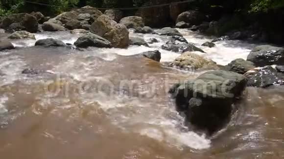 山河上有岩石和巨石视频的预览图