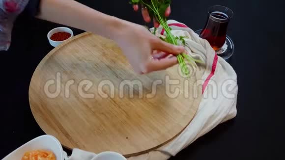 女人准备在木板上拍摄的食物场景视频的预览图