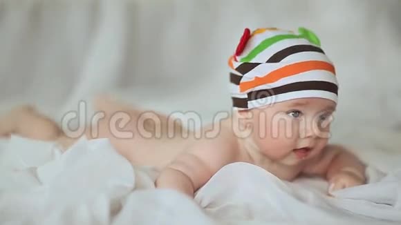 有趣的四个月大的婴儿趴着微笑慢镜头拍摄视频的预览图