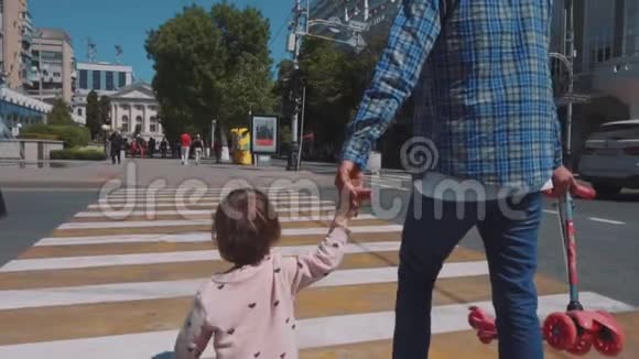父母带着孩子在城里散步视频的预览图