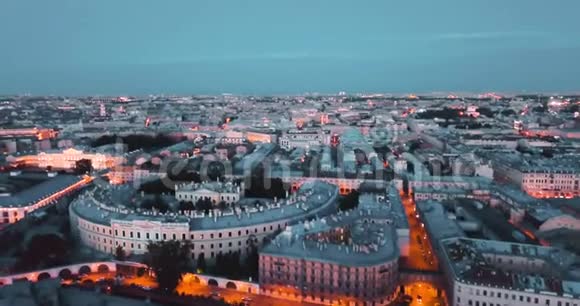 俄罗斯圣彼得堡之夜城市的街道和河流电影无人机视频历史建筑视频的预览图