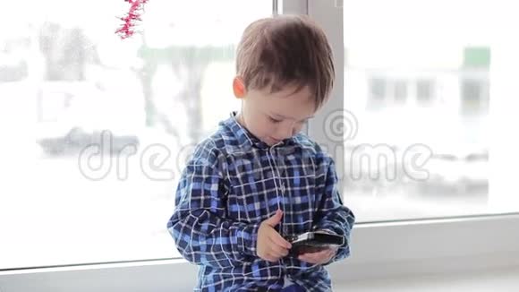 小孩用智能手机拍照视频的预览图