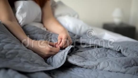 靠近一个坐在床上的痛苦女人视频的预览图