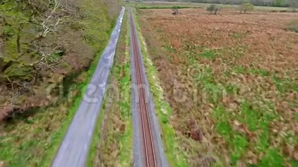 飞越田野河流和铁路两山之间视频的预览图