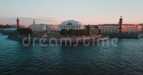 俄罗斯圣彼得堡的涅瓦河和罗斯特拉尔柱上空的日落鸟瞰图瓦西里耶夫斯基岛视频的预览图