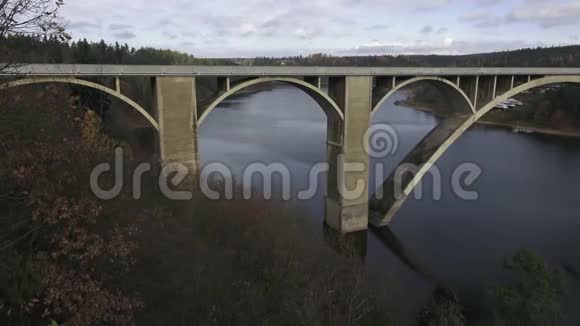河上的混凝土桥河面上的桥梁建筑视频的预览图