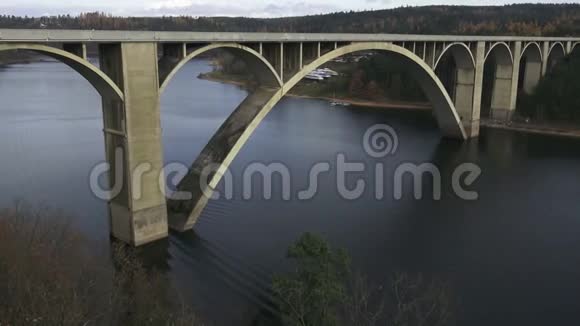 汽车桥过河混凝土支座视频的预览图