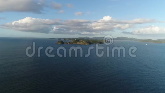 在深蓝色平静的海水海景中的大森林山热带岛屿上的壮丽4k空中无人机景观视频的预览图