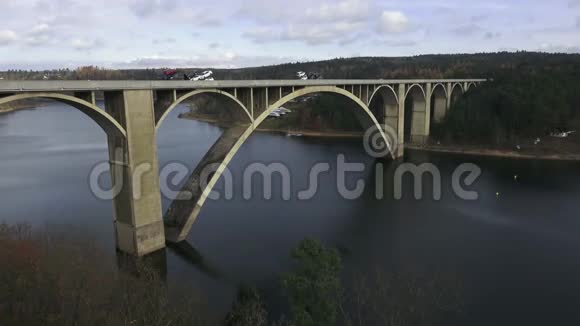 汽车桥过河混凝土支座秋季江景捷克共和国视频的预览图