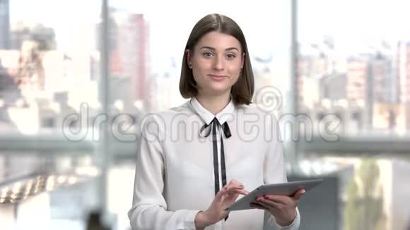 女商人拿着平板电脑说话视频的预览图
