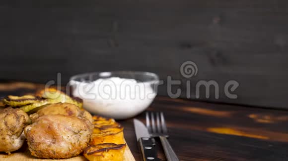 烤红薯和鸡肉视频的预览图