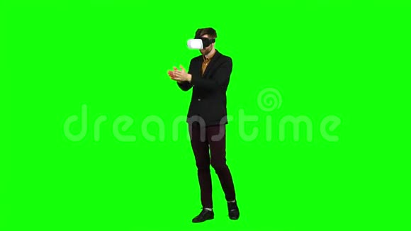 虚拟现实中的商人正在享受乐趣和微笑绿色屏幕视频的预览图