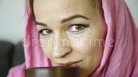 穿着粉色头巾的穆斯林女孩的特写视频的预览图