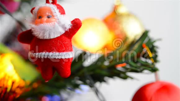 圣诞老人玩具挂在杉树上背景上有闪光灯视频的预览图
