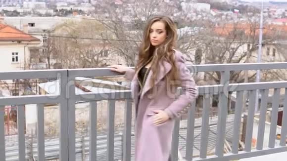 穿着外套走在街上的漂亮女孩视频的预览图