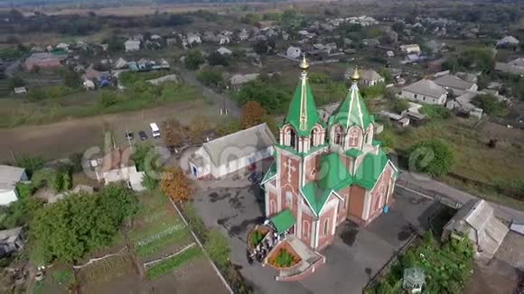 小村庄附近的教堂视频的预览图